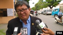 រូបឯកសារ៖ លោក សុន ឆ័យ អ្នក​តំណាងរាស្រ្ត​នៃ​គណបក្ស​សង្គ្រោះ​ជាតិ​ ផ្តល់​បទ​សម្ភាសន៍​ដល់​អ្នក​សារព័ត៌មាន​នៅ​ច្រកចូល​ខាង​ក្រោយ​នៃ​ព្រឹទ្ធសភា​ បន្ទាប់​ពី​លោក​បាន​ធ្វើ​បទ​បង្ហាញ​ពី​ចំណុច​ចម្រូងចម្រាស​ជា​ច្រើន​ដែល​មាន​នៅ​ក្នុង​សេចក្តី​ព្រាងច្បាប់ស្តី​ពី​សមាគម​និង​អង្គការ​មិន​មែន​រដ្ឋាភិបាល នៅ​ចំពោះ​មុខ​ប្រធាន​ និង​សមាជិកនៃ​ក្រុម​ប្រឹក្សា​ធម្មនុញ្ញ​កាល​ពី​ថ្ងៃ​ទី​១២ខែសីហាឆ្នាំ២០១៥។ (ហ៊ុល រស្មី/VOA)