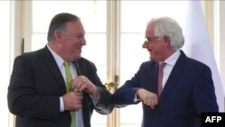 Menteri Luar Negeri As Mike Pompeo (kiri) dan Menteri Luar Negeri Polandia Jacek Czaputowicz bertukar sapa di Istana Lazienki di Warsawa, Polandia. 