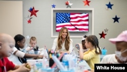 美国第一夫人梅拉尼娅·特朗普于2025年7月3日在华盛顿特区儿童国家医院与小患者一起参加独立日的艺术和手工活动。