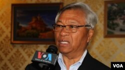 លោក ចែម ស៊ីធឿន ប្រធាន​គណៈកម្មការ​បុណ្យ នៅ​វត្ត មុនីសុតារាម រដ្ឋ មីនីសុតា សហរដ្ឋអាមេរិក ថតនៅថ្ងៃសុក្រ ទី២៤ ខែឧសភា ឆ្នាំ២០១៩។ (សាយ មុន្នី/VOA)