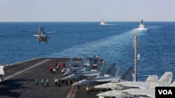 Sebuah helikopter lepas landas dari kapal induk USS Abraham Lincoln saat melintasi Selat Hormuz (foto: dok). Kapal induk AS itu meninggalkan wilayah Timur Tengah. 