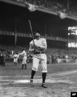 베이브 루스가 지난 1920년 뉴욕 양키스 이적 직후 옛 양키스타디움에서 타격 연습을 하고 있다.