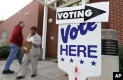 지난해 10월 노스캐롤라이나주 샬럿에서 시민들이 사전투표를 위해 투표소에 도착하고 있다.