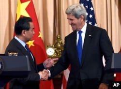 资料照：美国国务卿克里和中国外长王毅在美国国务院举行联合记者会后交谈。（2016年2月23日）