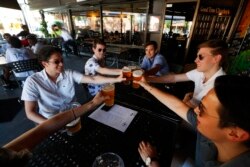 Para mahasiswa di Good Time Charley, saat kembali menerima pelanggan (AP: Paul Sancya)