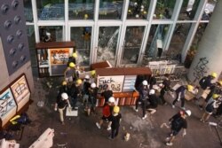 រូបឯកសារ៖ ក្រុមបាតុករហុងកុងដែលគាំទ្រលទ្ធិប្រជាធិបតេយ្យប្រមូលផ្តុំគ្នានៅមុខវិមានសាលប្រជុំរបស់ក្រុមប្រឹក្សាអ្នកតាក់តែងច្បាប់ហុងកុង ក្នុងទីក្រុងហុងកុង កាលពីថ្ងៃទី១ ខែកក្កដា ឆ្នាំ២០១៩។.