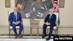 AQShning Afg'oniston bo'yicha maxsus vakili Zalmay Halilzod Kobulda mamlakat Bosh vaziri Abdulla Abdulla bilan, 1-mart, 2021