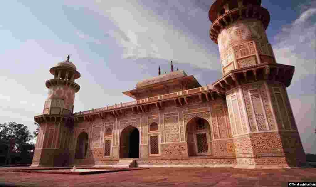 Tomb of Itmad-ud-Daulah featured in the film Islamic Art: Mirror of the Invisible World (Courtesy of Unity Productions Foundation)