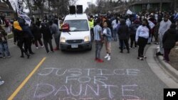 Protest u predgrađu Bruklin Centar u Mineapolisu, 11. aprila 2021. (Foto: AP/Christian Monterrosa)