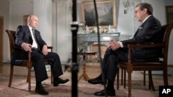Presiden Rusia Vladimir Putin (kiri) saat wawancara dengan Chris Wallace, pembawa acara "Fox News Sunday" usai pertemuan dengan Presiden AS Donald Trump di Helsinki, Finlandia, Senin, 16 Juli 2018. (Alexei Nikolsky, Sputnik, Kremlin Pool Photo via AP)