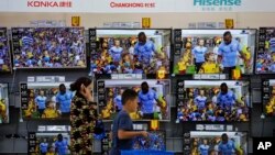 Suasana sebuah hypermarket di Beijing, China, yang menjual beragam merek televisi, 11 Juli 2018. (Foto: dok).