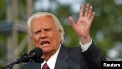 Penginjil Amerika Billy Graham saat memberikan khotbah di Flushing Meadows Park, New York, 25 Juni 2005. (Foto: dok).