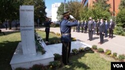 Ambasador SAD na Ksoovu Filip Kosnet i premijer Kosova Avdulah Hoti polažu venac na spomenik žrtvama terorističkih napada na SAD 11. seprembra 2001, u Prištini 11. septembra 2020. (Foto: VOA)