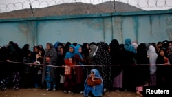 Para perempuan Afghanistan mengantre di tempat pemungutan suara di Kabul, April 2014. 