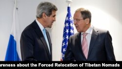 Menlu AS John Kerry (kiri) dan Menlu Rusia, Sergey Lavrov saat melakukan pertemuan di Basel, Swiss minggu lalu (4/12). Rusia mengecam rencana AS memberikan bantuan militer bagi Ukraina.