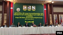 រូបឯកសារ៖ លោក ស៊ិក ប៊ុនហុក (កណ្តាល) ប្រធាន​គណៈកម្មាធិការ​ជាតិ​រៀប​ចំ​ការ​បោះ​ឆ្នោត (គ.ជ.ប) និង​សមាជិក​នៃ​គណៈកម្មាធិការ​ជាតិ​រៀបចំ​ការ​បោះឆ្នោត នៅ​​ក្នុង​សន្និសីទ​សារព័ត៌មាន​ស្តីពី​ការបង្ហាញ និង​សាកល្បង​ទឹកថ្នាំ​សម្រាប់​បម្រើ​ឲ្យ​ការបោះឆ្នោត នា​ថ្ងៃទី​១៧ ខែឧសភា ឆ្នាំ២០១៧។ (កាន់ វិច្ឆិកា/VOA)