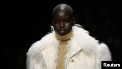 Un mannequin présente une création de la collection automne/hiver 2020 de Michael Kors lors de la semaine de la mode à New York, aux États-Unis, le 12 février 2020. (REUTERS/Idris Solomon)