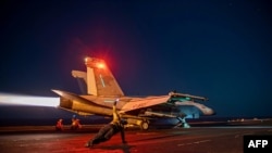 یک هواپیمای جنگنده آمریکایی روی عرشه ناو هواپیمابر یواس‌اس آیزنهاور در دریای سرخ در جریان عملیات علیه اهداف حوثی. پنجم اسفند ۱۴۰۲ 