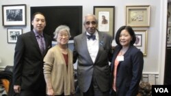 북한에 억류 중인 한국계 미국인 케네스 배 씨 가족이 지난달 29일 미국 워싱턴에서 찰스 랭글 하원의원과 면담했다. 사진 왼쪽부터 아들 조너선 배 군, 어머니 배영희 씨, 찰스 랭글 의원, 여동생 테리 정 씨.