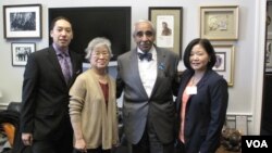 북한에 억류 중인 한국계 미국인 케네스 배 씨 가족이 지난 1월 29일 미국 워싱턴에서 찰스 랭글 하원의원과 면담했다. 사진 왼쪽부터 아들 조너선 배 군, 어머니 배명희 씨, 찰스 랭글 의원, 여동생 테리 정 씨.