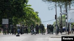 Tentara pemberontak berdiri di dekat kamp mereka saat melakukan aksi unjuk rasa dalam sengketa gaji di pusat kawasan komersial ibukota Abidjan, Pantai Gading, 12 Mei 2017. (REUTERS/Luc Gnago).