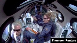 11일 리처드 브랜슨 '버진 갤럭틱' 회장이 민간 우주관광용 비행선 'VMS 이브'에서 무중력 상태를 체험하고 있다.