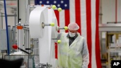 工作中的美国汽车工人。