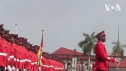 Prince Charles et Camilla accueillis au Ghana lors de la 2e escale en Afrique (vidéo)