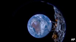 د اوډیسیس فضايي بیړۍ سپوږمۍ ته پر لار شپږ ورځې تیري کړې. د بیړۍ تر شا ځمکه لیدل کیږي. 