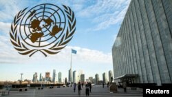 АРХИВА - Луѓе во седиштето на Обединетите нации во Њујорк, 20 декември 2023 година.