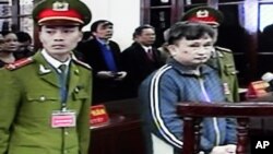 Tran Anh Kim (kanan), seorang pembangkang Vietnam yang baru-baru ini dibebaskan (foto: dok).