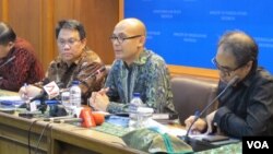 Juru bicara Kementerian Luar Negeri Arrmanatha Nasir (tengah) sedang memberikan jumpa pers di Kantor kemenlu, Jumat (7/4). (VOA/Fathiyah Wardah) 