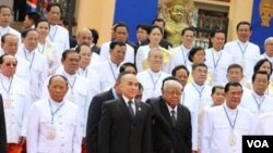 ការថតរូប​អនុស្សាវរីយ៍​នៃការបើកសម័យ​ប្រជុំ​សភា​និតិកាល​ទី​៥ ដែល​គណបក្ស​សង្គ្រោះជាតិ​ធ្វើពហិកា។​