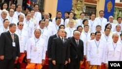 ព្រះមហាក្សត្ស​ព្រះបាទ នរោត្តម សីហមុន្នី ​និង​សមាជិក​សភា​ខាង​គណបក្ស​ប្រជាជន​កម្ពុជា ថត​រួម​គ្នា​នៅ​ក្នុង​ថ្ងៃបើក​ប្រជុំ​សភា​ជា​លើ​ក​ដំបូង តាំងពី​ការបោះឆ្នោត​ជាតិ​កាល​ពី​ថ្ងៃ​ទី២៨ ខែកក្កដា ឆ្នាំ​២០១៣។