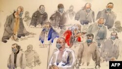 គំនូរ​នៃ​បន្ទប់សវនាការ​ដែល​​ត្រូវ​បាន​គូរឡើង​នៅ​ថ្ងៃទី១៤ ខែធ្នូ ឆ្នាំ២០២០ បង្ហាញពី Ali Riza Polat (កណ្តាល) ដែល​ត្រូវបាន​គេ​ជឿថា​ជា​ដៃស្តាំ​របស់ Amedy Coulibaly នោះ និយាយ​នៅ​ចំពោះ​មុខ​ជនជាប់ចោទ​ផ្សេងទៀត​នៅ​ឯ​តុលាការ​ក្នុង​ទីក្រុង​ប៉ារីស កាលពី​ថ្ងៃទី១៤ ខែធ្នូ ឆ្នាំ២០២០។