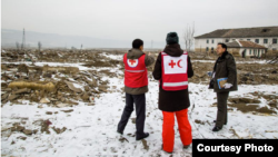 국제적십사자(IFRC) 직원들이 지난 2016년 12월 북한 수해 지역을 방문해 피해 상황을 확인하고 있다. 사진 제공: IFRC.