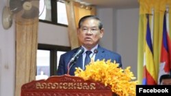 លោកឧបនាយករដ្ឋមន្ត្រី ស ខេង ឡើងថ្លែងសុន្ទរកថានៅសាលាខេត្តប៉ៃលិន កាលពីថ្ងៃទី២១ ខែធ្នូ ឆ្នាំ២០២០។ (រូបថត៖ ទំព័រហ្វេសប៊ុកលោក ស ខេង) 