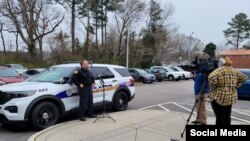 Un agent du département de police de Virginia Beach parle aux journalistes locaux, à Virginia Beach, Virginie, le 23 mars 2021.