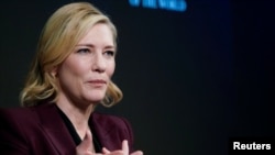 នាង Cate Blanchett ​​ឯក​អគ្គ​រដ្ឋទូត​សុឆន្ទៈ​របស់​ឧត្តម​ស្នង​ការ​​ជាន់​ខ្ពស់​ទទួល​បន្ទុក​ផ្នែក​ជន​ភៀស​ខ្លួន (UNHCR) នៅ​ពេល​នាង​ចូល​រួម​វេទិកា​សេដ្ឋកិច្ច​ពិភពលោក នៅ​ទីក្រុង Davos ប្រទេស​ស្វ៊ីស កាល​ពី​ខែ​មករា ឆ្នាំ​២០១៨។