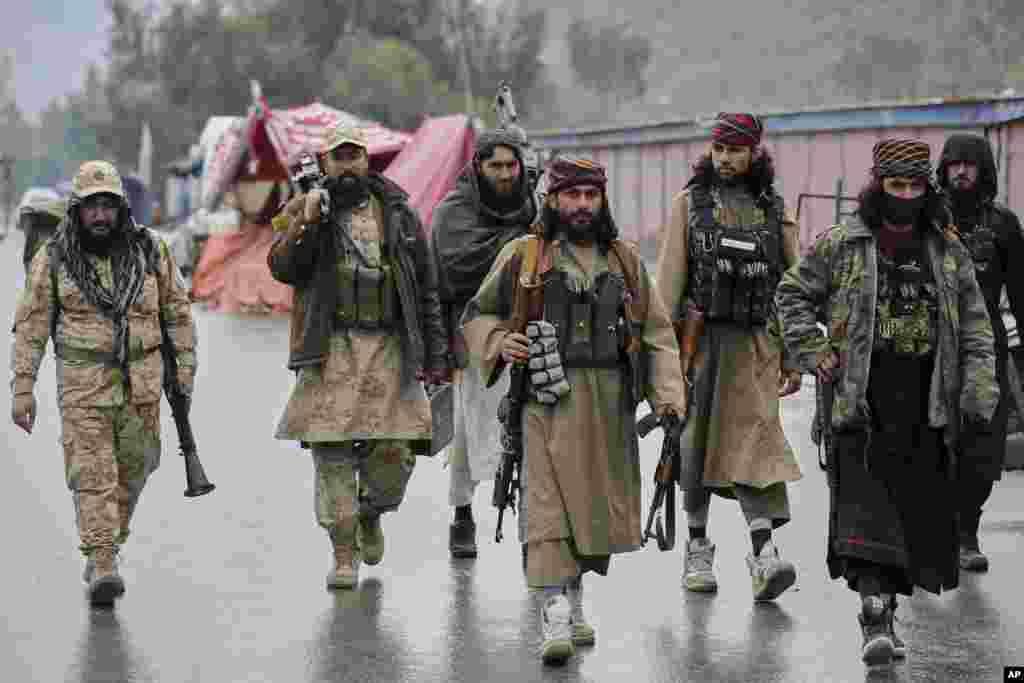 جنگجویان طالب در گذرگاه تورخم