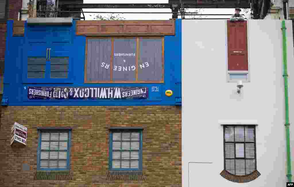 Sebuan karya seni dari seniman Inggris, Alex Chinneck, berupa sebuah rumah yang terbalik dipamerkan di jalan Blackfriars, London.
