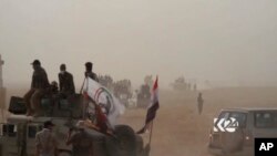 Sebuah tank bergerak maju saat pasukan tentara Irak memulai operasi untuk merebut kembali kota Hawija, Irak dari ISIS, 21 September 2017. (Foto: Kurdistan 24 via AP/videograb)