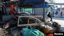 ความเสียหายจากการโจมตีที่ตลาดชุมชนเทกสติลช์ชิก เขตปกครองดอแนตสก์ ทางภาคตะวันออกของยูเครน เมื่อวันที่ 21 ม.ค. 2024