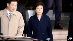 South Korea's ousted leader Park Geun-hye, right, leaves a prosecutor's office in Seoul, March 22, 2017. 