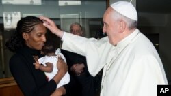 Le Pape Benoît, bénissant Meriam Yahya Ibrahim et son bébé (Photo AP) 