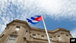 Kubanska zastava ispred ambasade u Vašingtonu