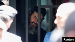 مرد مسلح در بانکی در لبنان که اقدام به گروگان گیری کرد.