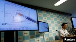 Direktur Badan Meteorologi Jepang Gen Aoki memperlihatkan layar yang menunjukkan aktivitas seismik di Korea Utara (9/9). (Reuters/Kim Kyung-Hoon)