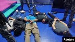 Naoružani napadači leže zavezanih ruku posle upada u TV stanicu u Ekvadoru (Foto: Ecuadorean Police/Handout via REUTERS)