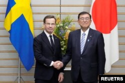 이시바 시게루 일본 총리와 울프 크리스테르손 스웨덴 총리가 2024년 12월 4일 도쿄에서 정상 회담에 앞서 악수를 나누고 있다.